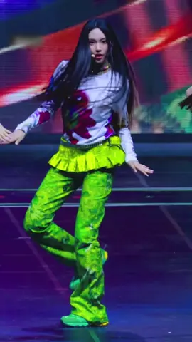 odeio como sempre oa estilistas delas colocavam umas roupas esquisitas na pobi 😭😭 espero que com ela mais velha isso melhore #fyp #fancam #dafnecams #hyein #newjeans 