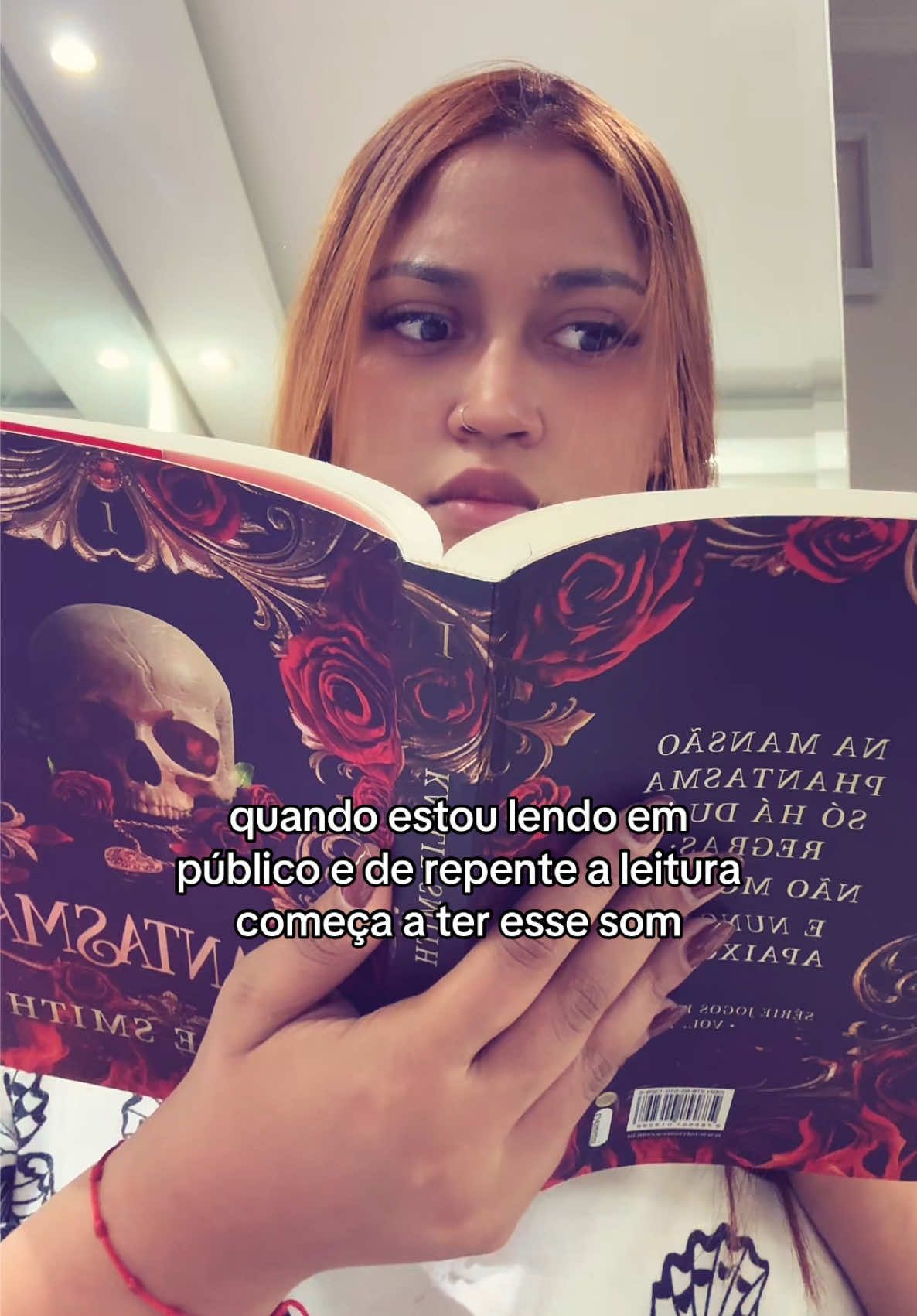 parece que todo mundo ao meu redor sabe exatamente o que eu estou lendo 😭 #livrostiktok #booktokbrasil #bookstan #livros #booktoker 