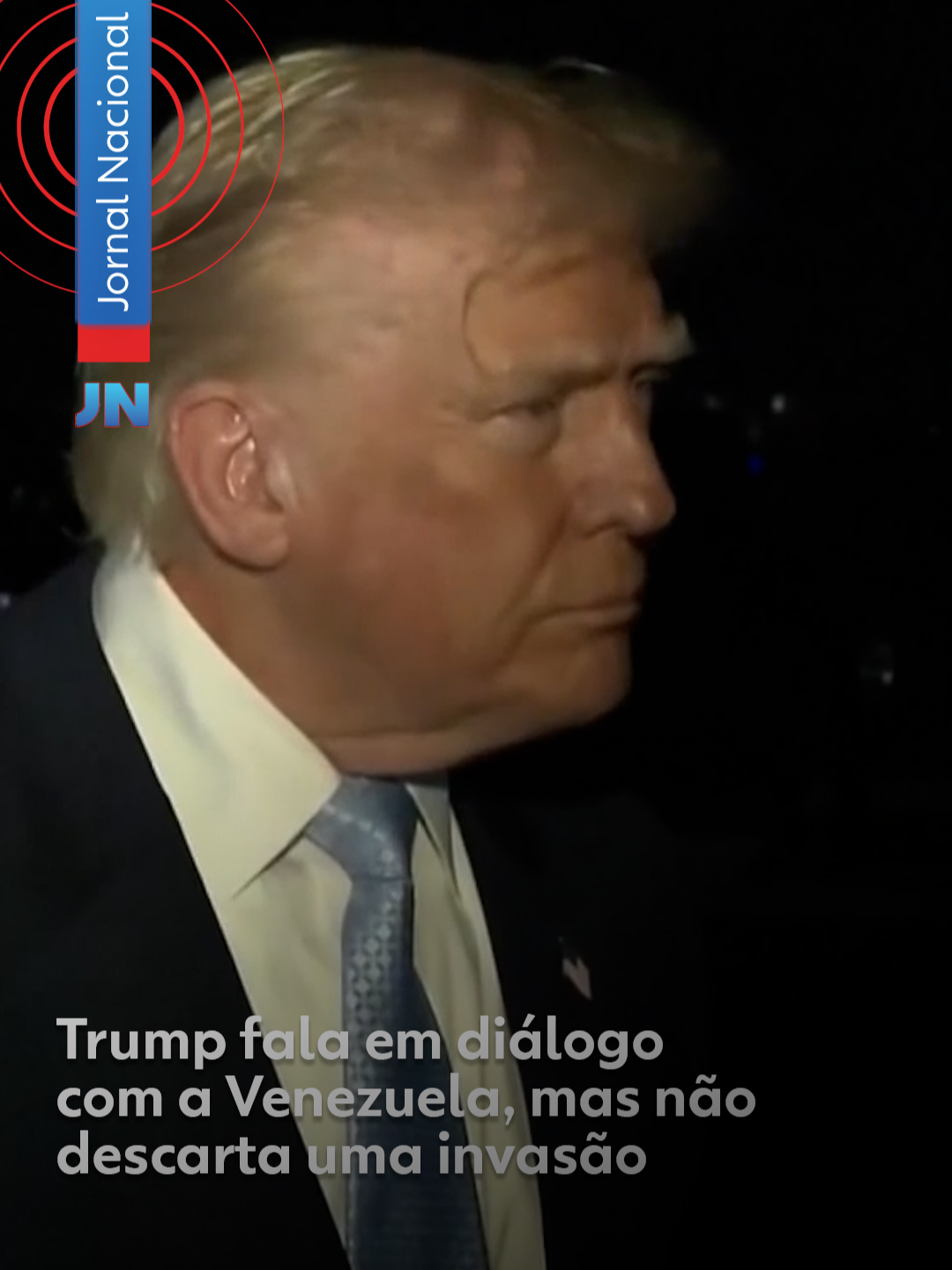 Escalada de tensão - Os Estados Unidos aumentaram a pressão militar sobre Nicolás Maduro. No fim de semana, começaram um treinamento militar em Trinidad e Tobago. O país fica a apenas 11 km da costa da Venezuela e também tem uma relação conturbada com Maduro. Mas o presidente americano também deu sinais para acalmar a situação. No domingo (16) à noite, sem dar detalhes, Donald Trump disse que os Estados Unidos podem estar conversando com o ditador venezuelano. Questionado se está interessado em uma negociação, Trump respondeu:“Eu converso com qualquer um”. Nesta segunda-feira (17), Trump voltou a dizer que provavelmente falará com Maduro em algum momento e afirmou que não descarta uma operação por terra na Venezuela. Veja mais clicando em 'leia o artigo' #g1 #EUA #donaldtrump #nicolasmaduro #Venezuela #JN #tiktoknotícias