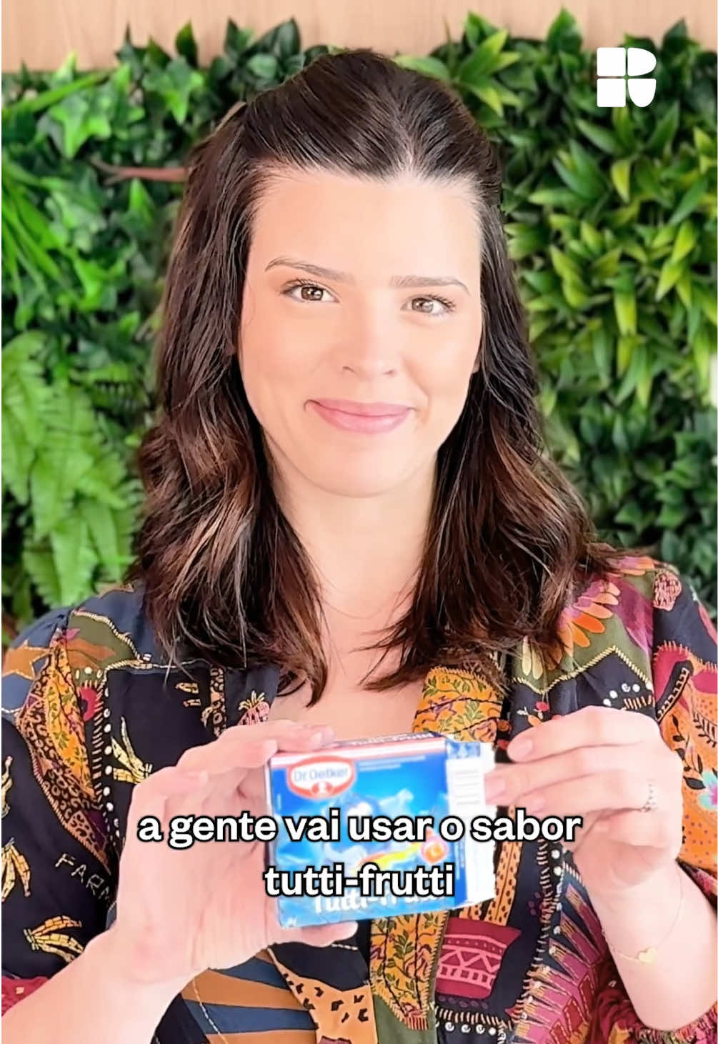 Para momentos especiais nada como gestos especiais 
 para comemorar uma nova etapa da vida. Ju Ferraz 
 vai preparar uma receita de Nhá Benta de Morango 
 com produtos Dr. Oetker @É Doutor Ótikêr que fala! para 
 adoçar o chá revelação.  
  Receita de Nhá Benta de Morango
 Ingredientes da receita
 1 pacote de gelatina de morango Dr.Oetker
 1/2 xícara (chá) de Água (quente)
 3 unidade de clara de ovo
 11/4 xícara (chá) de açúcar
 2 colher (sopa) de glucose
 500 gramas de cobertura sabor chocolate ao leite 
 Dr.Oetker (picado) 
  Como preparar  Hidrate a gelatina com a água quente
 Reserve
 Coloque as claras e o açúcar em uma panela e 
 cozinhe, sem parar de mexer, por 8 minutos 
 Transfira para a tigela de batedeira, junte a glucose e 
 a gelatina hidratada e bata em velocidade alta por 15 
 minutos ou até dar ponto de marshmallow
 Derreta o chocolate em banho-maria ou no microondas e faça uma camada de chocolate em forminhas 
 próprias para Nhá Benta. 
 Leve à geladeira até firmar e repita o procedimento 
 formando uma camada grossa de chocolate
 Recheie com o marshmallow.
 Cubra o molde com o restante do chocolate, passe a 
 espátula para retirar o excesso e leve novamente à geladeira por 30 minutos
 Desenforme e sirva.