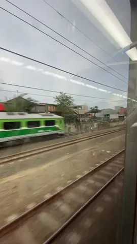 KRL yang saya naiki di susul oleh KA Argo sindoro dan Berpapasan dengan Kereta Istimewa #kai121 #keretaapi #keretaapiindonesia 