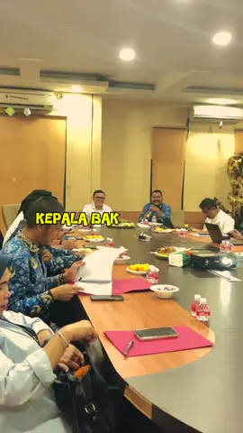 Kepala Bapenda Banten, Rd. Berly Rizki Natakusumah Pimpin Rapat Pembahasan Penghargaan “Patuh Pajak Kendaraan Bermotor” Serang — Kepala Badan Pendapatan Daerah (Bapenda) Provinsi Banten, Rd. Berly Rizki Natakusumah, memimpin rapat pembahasan program Penghargaan Patuh Pajak Kendaraan Bermotor yang akan diberikan kepada masyarakat Banten yang dinilai memiliki kepatuhan tinggi dalam membayar pajak kendaraan bermotor. Rapat yang berlangsung di UPTD PPD Ciledug itu dihadiri oleh para pejabat struktural, perwakilan UPTD Samsat se-Banten, serta tim perumus program penghargaan. Agenda rapat difokuskan pada penyusunan kriteria penerima penghargaan, bentuk apresiasi yang akan diberikan, serta strategi publikasi agar program ini dapat diketahui luas oleh masyarakat. Dalam arahannya, Rd. Berly Rizki Natakusumah menegaskan bahwa pemberian penghargaan ini merupakan bentuk apresiasi pemerintah kepada warga yang konsisten memenuhi kewajiban perpajakannya. “Kepatuhan masyarakat dalam membayar pajak adalah fondasi penting bagi pembangunan daerah. Melalui penghargaan ini, kami ingin memberikan apresiasi sekaligus mendorong semakin banyak wajib pajak untuk tepat waktu membayar pajak kendaraan bermotor,” ujarnya. Program ini juga diharapkan dapat memperkuat kolaborasi antara pemerintah provinsi, Samsat, dan masyarakat dalam meningkatkan pendapatan asli daerah (PAD), khususnya dari sektor pajak kendaraan bermotor. Beberapa bentuk penghargaan yang tengah dipertimbangkan antara lain piagam apresiasi, insentif tertentu yang sesuai regulasi, serta publikasi khusus bagi wajib pajak teladan. Bapenda Banten menargetkan program ini dapat diluncurkan dalam waktu dekat setelah seluruh mekanisme dan kriteria dinyatakan final. #pemprovbanten #pajakkendaraanbermotor #rewardpajak #undian @Pemerintah Provinsi Banten @ABDI BANTEN @dimyati.natakusumah @Samsat Ciruas @samsatmalingping.official @SamsatKotaSerang @Radar Banten 