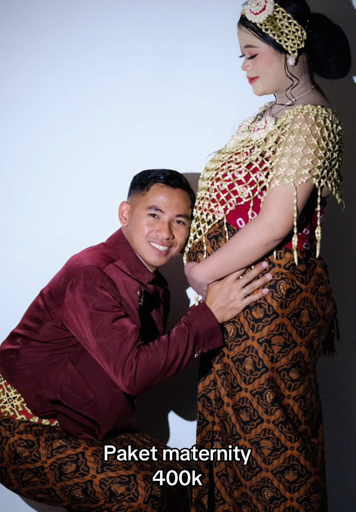 Foto maternity cuma bayar 400 Ribu?? Iyaaa dong, sudah termasuk apa aja??  -Sewa 1 pasang Baju adat -Makeup dan softlens -Foto 1 jam diarahin fotografer -Dapat 100 lebih foto -Free spotlight  -Free foto latar biru Buruan reservasi di nomor wa yg ada di Bio kakak,booking tanggalnya sebelum keduluan yg lain ❤️❤️  #fotomaternity #maternityadatjawa #maternity #bosteraprewed #CapCut 