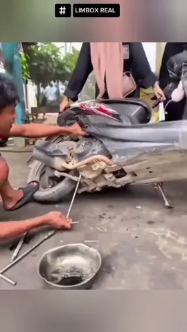 ketika cewek ganti oli motor 