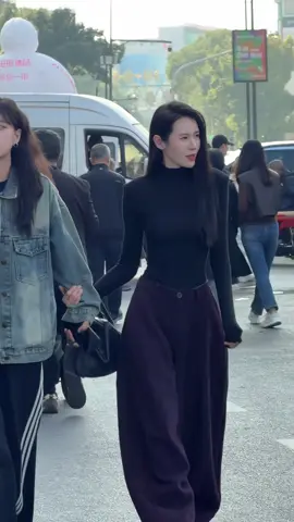 Sự im lặng của một người phụ nữ đáng lẽ phải làm bạn sợ. Khi cô ấy ngừng tranh luận, ngừng hỏi han, ngừng phản ứng... đó không phải là bình yên, mà là sự tách rời cảm xúc. Cô ấy không rời đi trong một đêm; cô vỡ dần từng chút. 