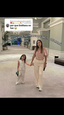 Replying to @andreaespinozagb38❤️👑⭐⭐⭐🔥🦴  Ser mamá de dos es hermoso, sí, pero también es un caos.  Y entre berrinches, comidas, viajes y trabajo… a veces uno siente que va en piloto automático tratando de que todos estén bien. Y en ese corre corre, mi Kiki mi primera bebé, mi quedó compartiéndolo TODO desde que llegó mi Nana. Mi tiempo, mis brazos, mi atención, mis noches, mis días… Y sin querer, casi nunca he tenido un rato donde sea solo ella y yo. Así que dije: ¿Sabes qué? Me la voy a llevar SOLA este fin de semana. Sin interrupciones de su hermana. Sin una nena más pequeña pataleando. Sin tener que decirle dame un momento.  Solo nosotras dos, como antes, pero también como ahora: ella más grande, yo más consciente. Porque cuando uno tiene varios hijos, es fácil olvidarse de que cada uno necesita su propio espacio con mamá. No ese amor general del día a día… Sino ese amor exclusivo, donde se sienten vistos, escuchados, importantes. Este viaje fue eso. Un recordatorio. De que mi hija mayor también necesita que yo la mire a los ojos sin apuros, que le ría las ocurrencias, que la abrace sin que otra vocecita me llame. Ella también merece su momentico de ser la única. Era necesario para ella y para mí. Porque a veces el tiempo especial no es un lujo: es el botón de reinicio para el corazón de una mama y el de un niño también.