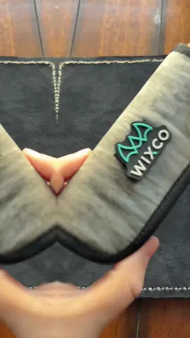 Sweet carbon fiber flipper! #pocketknife #knife #tiktokshopblackfriday #edcgear #knifetok 