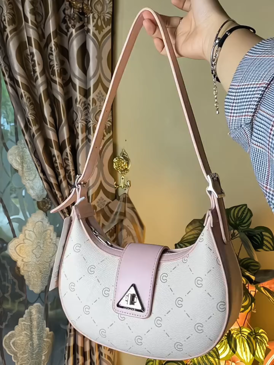 209. Tas selempang wanita#shoulderbagwanita #handbagwanita #tasselempangelegan #tasselempangwanita #taswanitaelegan #tasselempangterbaru #handbang #shouderbagwanita