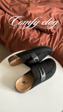 bakit ka pa naghihirap sa sapatos na ang sakit sa paa?” 😭 Switch ka na sa unisex leather clog — high quality, comfy, tapos 100+ lang?! Para ka nang naka–designer drip pero tipid 😎🔥 #unisexclogs#clogs #leatherclogs #clogsandal #fyp 