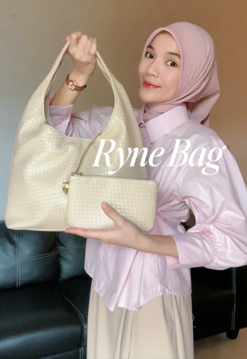 Berapa kali bilang “bener-bener beneran bagus bangett” karena emang secantik itu tasnya???🥹 Aku kira totebag biasa, taunya di luar ekspektasi dengan harga segini huhuhu top bangettt @Jims Honey Official Shop 🫶🏻 . . . #totebagaesthetic  #hobobag  #dailybag  #rekomendasitaswanita 