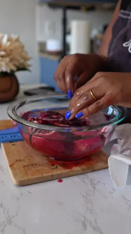 Score ➡️ Twist ➡️ Tap — and you’ve got perfect arils every time. Pomegranates aren’t just pretty… they’re packed with antioxidants, fiber, vitamin C, and heart-healthy benefits. Add them to salads, bowls, or eat them straight! ❤️ #pomegranate #nutritiontips #dietitianapproved #Wellnesstips #howto 