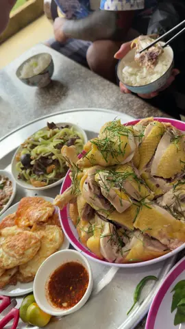 Cho xin 1 cái bát con nữa ?