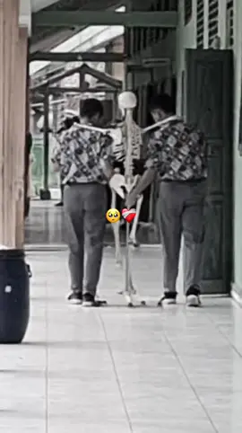 salut liat mereka menolong nenek” yang sudah ga ada lagi daging nya🥺