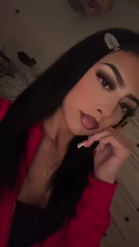 Rainy day baddie Cake upppp❤️ #baddiemakeup #latinamakeup #rainyday #fyp #trends 