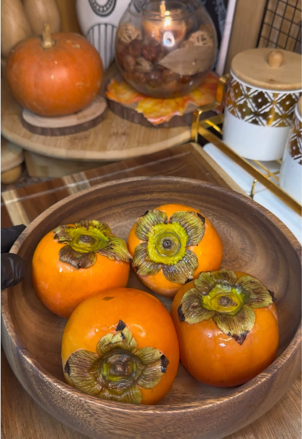 ⁨	شو بتسمو هل فاكهة ببلدكم ؟😅 نحنا بنسميها كاكا او كاكي ومن اطيب فواكه الخريف فعلاً 🍁😍 عملت منها موس الشوكولا الصحي من ألذ وأبسط الحلويات اللي ممكن تعملوها بدون سكر وبدون مكونات معقدة والطعمة خيااال… بتشهي القلب ولازم تجربوها 😋 📌 لا تنسوا متابعة الحساب ليوصلكم كل الوصفات الجديدة  ‏‪⚠️ عملو حفظ للوصفة حتى تلاقوها بسهولة! ويا ريت تدعموني بإعجاب وتعليق صغير 🥹🧡 المكونات: ٢ حبة كاكي مهم تكون مستوية ٢ ملعقة كاكاو خام ١ ملعقة عسل ١ كوب حليب الطريقة: نخلط الكل بالخلاط حتى يصير المزيج ناعم وكريمي 🍮 نوزعو بأكواب التقديم ونحطه عالبراد ساعة تقريباً ليتماسك شوي واذا تركتوه وقت اطول بيصير مثل قالب وبتقدرو تقلبوه وبيعطي شكل كتير حلو وللتزيين رشة كاكاو بودرة بتعطي نكهة اقوى 👌🏻 طعمتها بتشبه موس الشوكولا بس بطريقة طبيعية وصحية ✨ انا حبيتها اكتر وهي كريمية بدون ما اتركها كتير بالبراد… وانتو حسب ذوقكم⁩