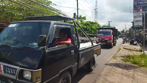 Polsek Pringgarata Polres Loteng Polda NTB melaksanakan giat pengamanan dan pengaturan arus lalu lintas di pasar umum Pringgarata bersama masyarakat untuk menjaga harkamtibmas, Polri untuk masyarakat. 
