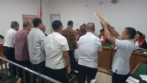 Edward Candra dan Maulan Aklil Ngaku Disodorkan Berkas untuk Ditandatangani, Sidang Dugaan Korupsi Pasar Cinde   Palembang, KoranSN Edward Candra dan Maulan Aklil saksi yang dihadirkan dalam sidang Harnojoyo mantan Walikota Palembang dan Raimar Yousnaidi Kepala Cabang PT Magna Beatum, terdakwa dugaan korupsi pelaksanaan kegiatan/pekerjaan kerjasama mitra Bangun Guna Serah (BGS) antara Pemerintah Provinsi Sumsel dengan PT Magna Beatum tentang pemanfaatan barang milik daerah berupa tanah di Jalan Jenderal Sudirman kawasan Pasar Cinde Palembang tahun 2016-2018 di Pengadilan Tipikor Palembang, Senin (17/11/2025) mengaku disodorkan sejumlah berkas untuk ditandatangani terkait Bangun Guna Serah lahan Pasar Cinde. Saksi Edward Candra selaku Sekda Sumsel yang merupakan mantan Asisten Pemerintahan dan Kesra Setda Sumsel dalam persidangan mengatakan, dirinya baru mengetahui dimasukan sebagai Panitia Bangun Guna Serah (BGS) lahan Pasar Cinde kepada investor PT Magna Beatum saat diperiksa oleh kejaksaan. 