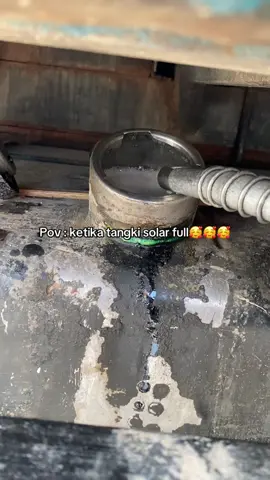 Tumpah dikit nggk ngaruh🤣. #promomakanharian #fyp #solar #tangki #supirtruck 