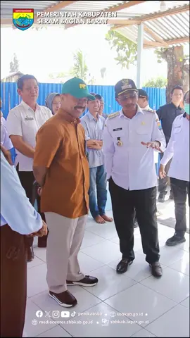 Bupati Seram Bagian Barat (SBB), Asri Arman, melakukan peninjauan langsung ke Dapur Makanan Bergizi Gratis (MBG) yang dijalankan melalui Satuan Pelayanan Pemenuhan Gizi (SPPG) di Desa Piru, Kecamatan Seram Barat, dan Desa Waimital, Kecamatan Kairatu, Kabupaten Seram Bagian Barat, Rabu (5/11/2025). Peninjauan tersebut bertujuan untuk memastikan proses operasional dapur MBG berjalan sesuai standar serta menjamin kualitas makanan yang disiapkan dan disajikan bagi para penerima manfaat, khususnya peserta didik di wilayah setempat. Dalam kegiatan tersebut, Bupati turut didampingi oleh Tenaga Ahli Utama Badan Percepatan Pengentasan Kemiskinan (BP Taskin) RI, Irvan Sangaji, Wakil Bupati SBB Selfinus Kainama, Staf Ahli Bupati, para Asisten Setda, pimpinan OPD terkait, camat, dan kepala desa. #sppg  #mbg #pemkabsbb  #serambagianbarat  #fyp