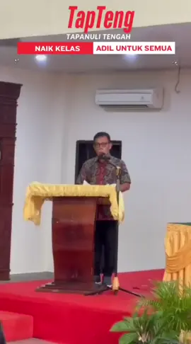Bupati Tapteng Masinton Pasaribu menegaskan: seluruh perusahaan kelapa sawit WAJIB melaksanakan skema plasma 20% paling lambat tahun 2026. Tidak ada lagi alasan dan tidak ada lagi kompromi. Negara sudah memberi mandat, dan Tapteng harus memastikan rakyat menerima haknya. Fakta hari ini, puluhan ribu hektar dikuasai segelintir perusahaan, sementara manfaatnya tidak dirasakan masyarakat. Grafik kemiskinan Tapteng masih tertinggi di daratan Sumatera. Karena itu, plasma 20% adalah kewajiban, bukan pilihan. Jika tidak dipenuhi, IUP bahkan HGU bisa dicabut. Pemkab Tapteng memulai penataan total sektor sawit: • Wajib plasma 20% sesuai UU • Wajib IUP-B dan STDB • Wajib ISPO untuk keberlanjutan • Stop pembukaan sawit di kawasan hutan • Arahkan masyarakat menanam tanaman produktif bernilai ekonomi tinggi Tapteng harus naik kelas. Sawit harus memberi kesejahteraan bagi masyarakat, bukan hanya pada perusahaan. Pemerintah hadir memastikan keadilan itu berjalan. @Masinton Pasaribu  @H. Mahmud Efendi Lubis  #TaptengNaikKelas #AdilUntukSemua