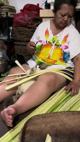 Tukang nyempil saat buat sampian😭 #bali #galungan #fyp #kucing #kucinglucu 