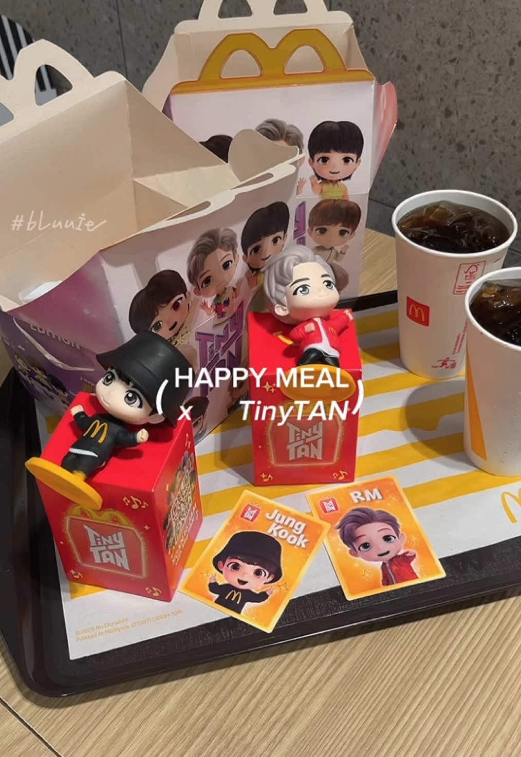 chạy zòng zòng để kím cửa hàng còn ver đỏ 🥹 #bluuie #bts #mcdonald #happymeal #tinytan 