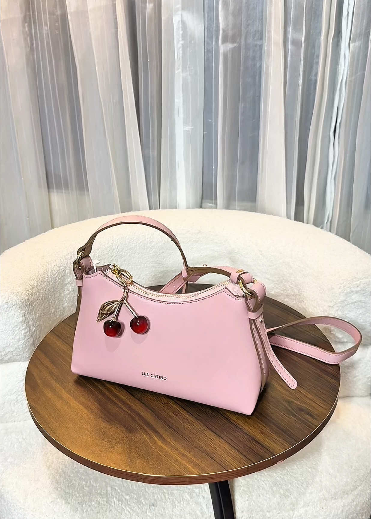 Yang pink gak kalah bagus😍 #taswanita #shoulderbag #slingbag #lescatino #sanialescatino #paydaysale 