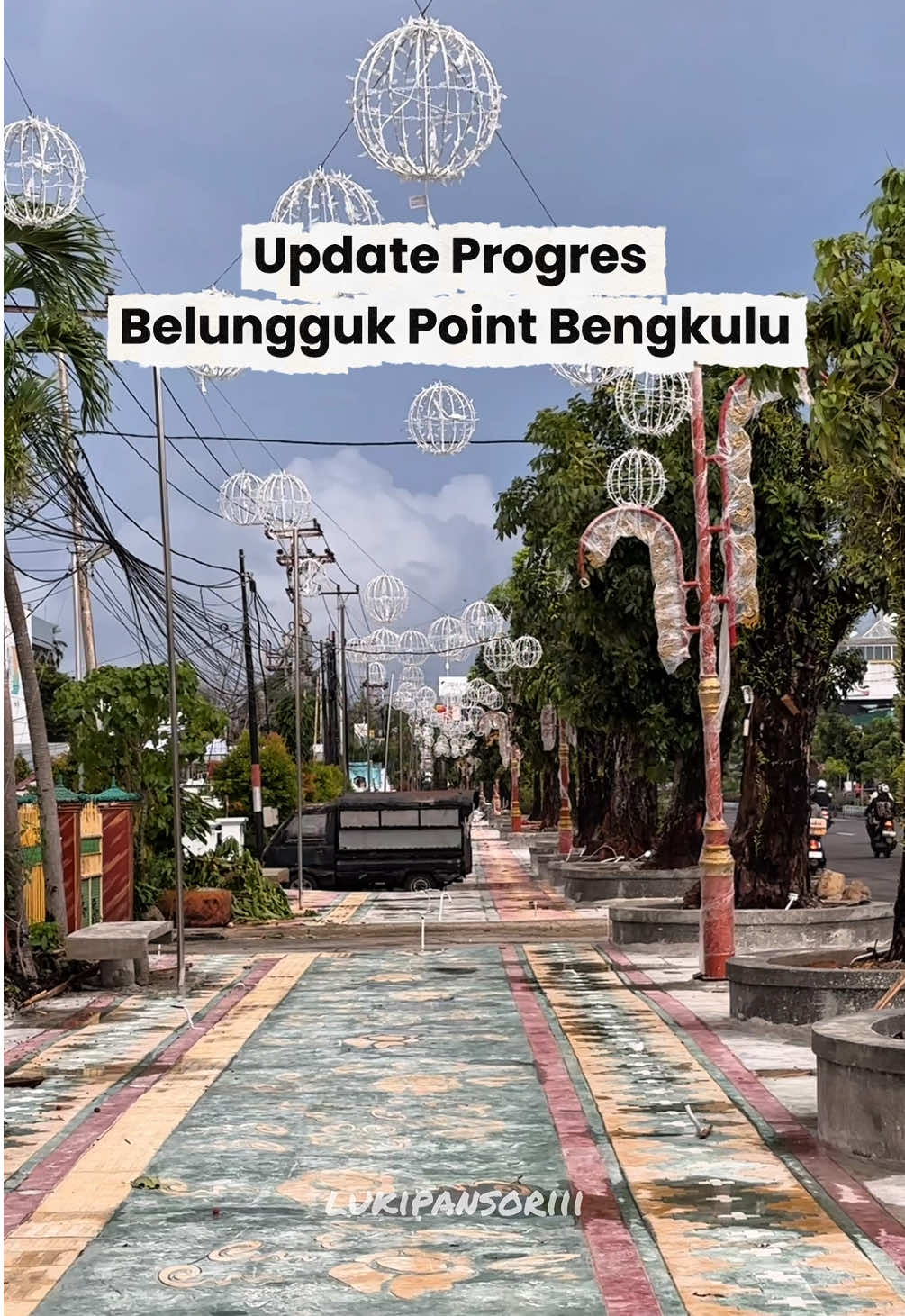 Update progres Belungguk Point di Jl. S. Parman, Kota Bengkulu. Saat ini pengerjaan sudah mulai terlihat jelas, ditandai dengan pemasangan tiang lampu dan ornamen pencahayaan yang memperindah area tersebut, tinggal menunggu pemasangan pencahayaan lainnya. Harapannya, taman yang berada di jantung Kota Bengkulu ini dapat menjadi ikon kemajuan dan modernisasi tata kota, sekaligus meningkatkan kenyamanan serta keindahan lingkungan. Ke depannya, kawasan ini juga diharapkan menjadi pusat aktivitas, kreativitas, dan ruang publik baru bagi masyarakat Bengkulu. #bengkulu #bengkulumaju #tamankotabengkulu #belunggukbengkulu #belunggukpoint #kotabengkulu #bengkulu #bengkulutiktok #bengkulupride #bengkuluhits 