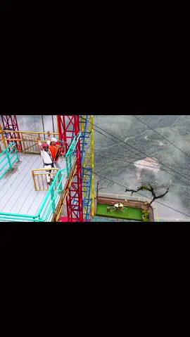 “Lơ lửng giữa đất trời, tìm kiếm vẻ đẹp trong từng khoảnh khắc 🌿✨ #zipline #caukinhrongmay #sapa #laichau #foryou 