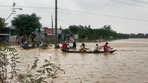 Niềm vui ngày lụt, miền trung 2025❤️#viral #xuhuong #lulutmientrung #2025 