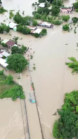 Ấp Ba Hùng Cam Ranh - Khánh Hoà . Tối 21h Trên đường đi làm về thấy nước đang dâng lên , mình đã quay xe tìm chỗ trú tạm . Không nghĩ qua 1 đêm nước dâng lên đến cỡ này . Gia đình mẹ mình còn trong đó . Nghe tin nhà mình vẫn an toàn rất vui nhưng rất nhiều bà con bị ngập . Không biết nói gì hơi chỉ thầm cầu mong cho tất cả mọi người được bình an . Tính mạng là trên hết . NAM MÔ A DI ĐÀ PHẬT #lulutkhanhhoa #lulut 