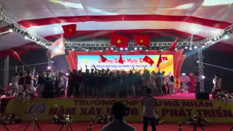 Lê đôi bàn chân bước đi trên con phố dài hey hey hey hey ❤️ Kỷ niệm 60 năm thành lập trường THPT Hưng Nhân (1965 - 2025) ❤️. #nguyenducca #Nguyễn_Đức_Cả #thpthungnhan #kyniem60namthanhlaptruong #vannghe2011 