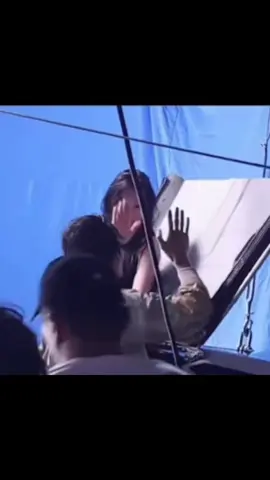 Cuplikan drama dan btsnya sama-sama keren... dan liat interaksi reba dan xingxu, mereka tuh emang akrab di lokasi cuma karena reuters gak bocor aja makanya yang kaya gini gak keliatan. They even did a 