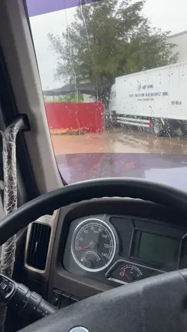 Mưa rồi chán thôi không biết làm gì ôm điện thoại thôi