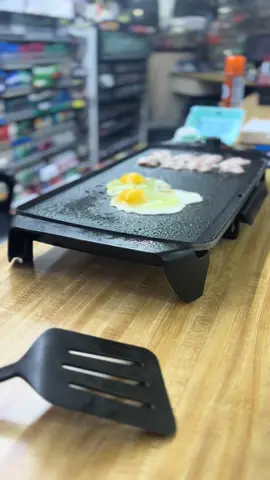 Second job, griddle hustle… what should I throw on next? Drop it in the comments! #nodaysoff #hustlelife #FoodTok #fyp #cooking 