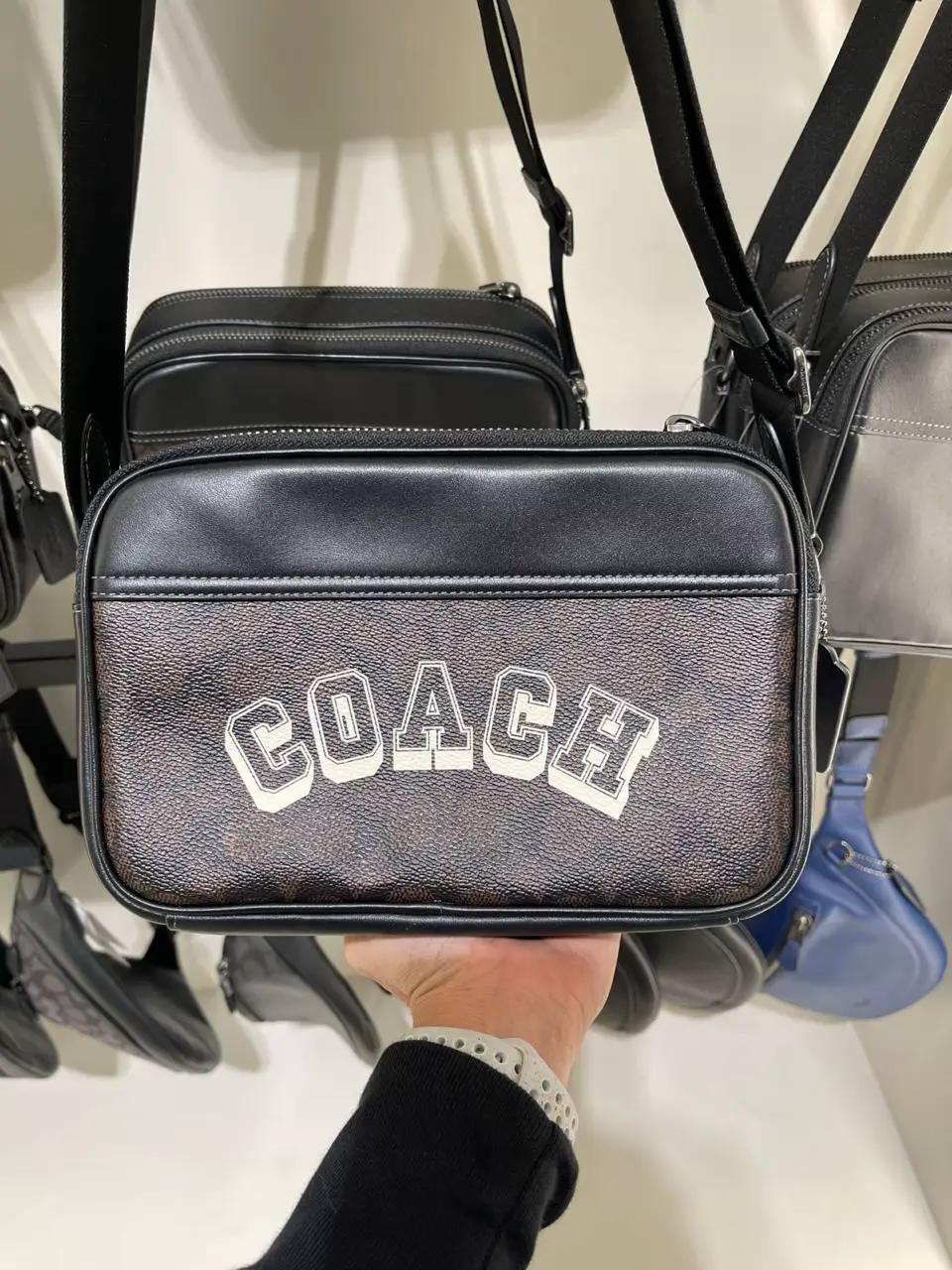 GRAHAM CROSSBODY 💖💖 RM 950 Atome x 3 (RM 317)   💖 FREE POSTAGE WITH SECURE INSURANCE COVER INCLUDE SABAH & SARAWAK 💖FREE MEMBERSHIP  💖 FREE DUSTBAG  💖 PAPERBAG & 📦 🎁 Click link below to purhase https://wa.me/60147458156 💘WANA