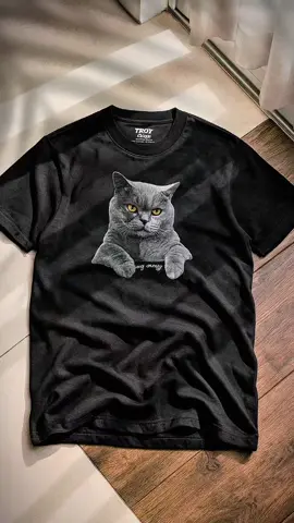 Kaos distro kece banget nih 🔥Kasual tapi tetap standout ✨ Kaos hitam dengan desain bold siap jadi style harianmu kamu. 🔥👕#troy #tshirtdesign #fyp