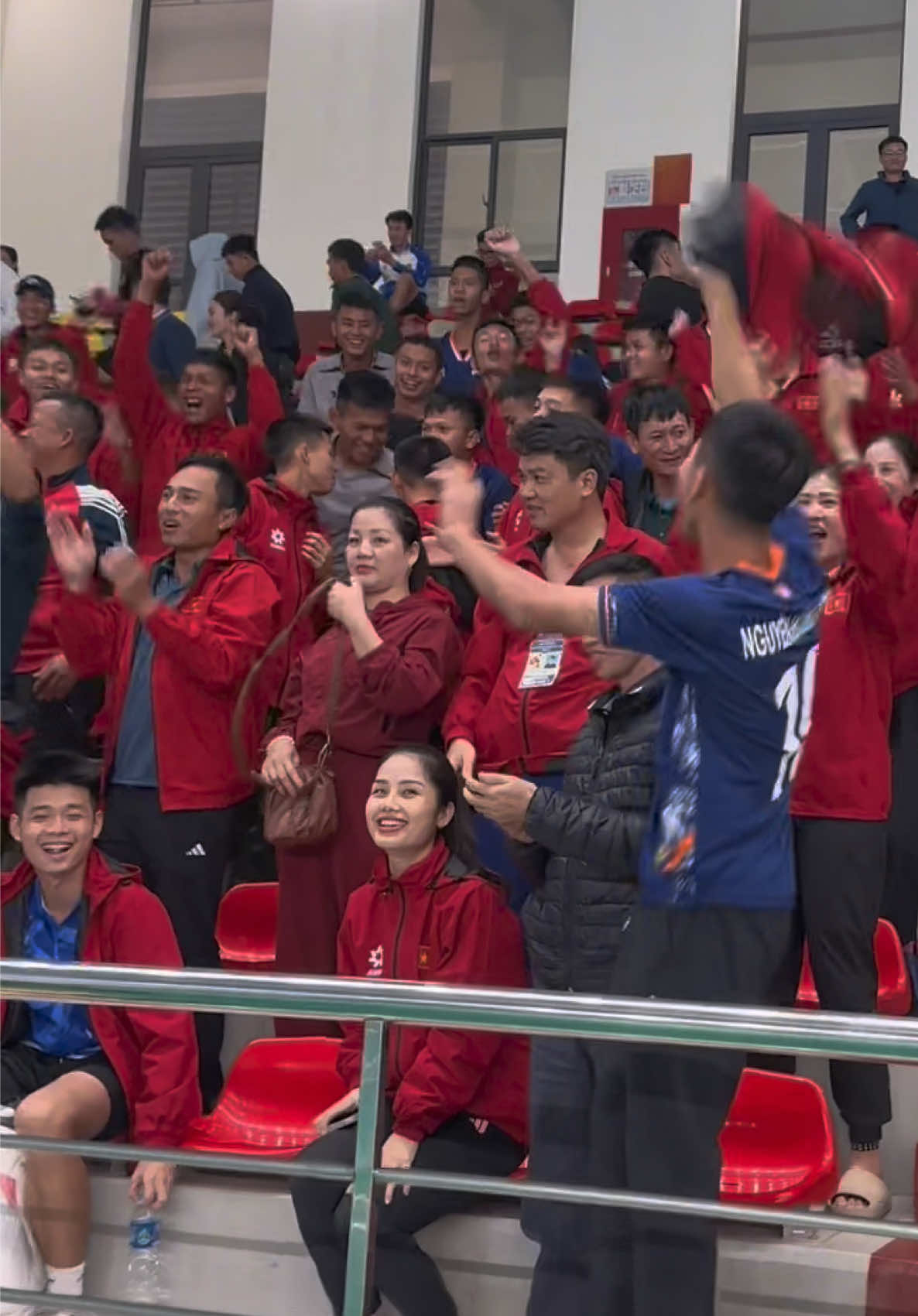 Vượt qua BTL Cảnh sát biển, bộ đôi Quân khu 3 đã giành được tấm vé vào chơi trong trận tứ kết với cú lội ngược dòng ngoạn mục! #quangtungsports #blvquangtungsports #hoithaotdtt 