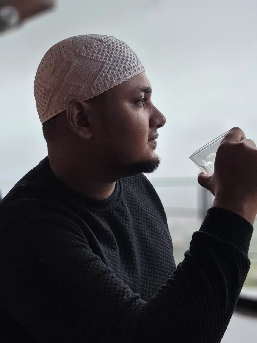 *📌 SESEORANG TERGANTUNG AGAMA TEMANNYA*  📜 النَّصّ العَرَبِيّ مَن جالَسَ العُلَماءَ زادَ أَدَبُهُ ومَن جالَسَ النِّساءَ زادَت شَهوَتُهُ ومَن جالَسَ الأَغنِياءَ قَسَا قَلبُهُ ومَن جالَسَ الأَطفالَ زادَ مَرحُهُ ومَن جالَسَ العاصينَ زادَ طَيشُهُ ومَن جالَسَ الصَّالِحينَ زادَ وَرَعُهُ ومَن جالَسَ الفُقَهاءَ عَظُمَ قَدرُهُ 🕋 قال ﷺ : «المَرءُ على دينِ خَليلِه، فليَنظُرْ أَحَدُكم مَن يُخالِل.» --- Barang siapa duduk bersama para ulama, bertambah adabnya. Barang siapa duduk bersama para wanita, bertambah syahwatnya. Barang siapa duduk bersama orang-orang kaya, hatinya menjadi keras. Barang siapa duduk bersama anak-anak, bertambah keriangannya. Barang siapa duduk bersama para pendosa, bertambah kecerobohannya. Barang siapa duduk bersama orang-orang saleh, bertambah ketakwaannya. Barang siapa duduk bersama para fuqaha (ahli fikih), bertambah tinggi kedudukannya. 🌙 Sabda Rasulullah ﷺ: > “Seseorang tergantung pada agama temannya. Maka hendaklah kalian memperhatikan dengan siapa kalian berteman.” #batu#concrete #temanduduk#coffee #rehatsejenak 