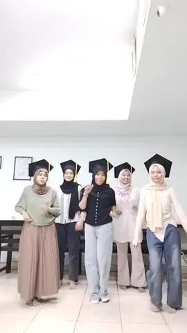 selesai ga selesai di kumpulkan 🙏🏻 #wisuda 