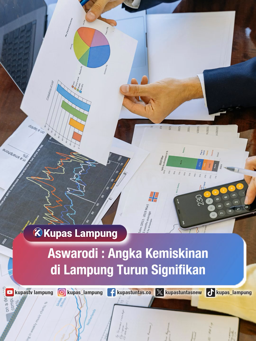 Aswarodi : Angka Kemiskinan di Lampung Turun Signifikan . . Aswarodi, Kepala Dinas Sosial Lampung, menyatakan angka kemiskinan di Lampung terus menurun secara signifikan, terlihat dari jumlah Keluarga Penerima Manfaat Program Keluarga Harapan (KPM PKH) yang turun dari 471.520 keluarga pada 2020 menjadi 390.779 keluarga pada 2024, yang menunjukkan meningkatnya kemampuan ekonomi keluarga dalam memenuhi kebutuhan dasar, pendidikan, layanan kesehatan, dan sanitasi yang layak. Di Lampung Tengah, 722 KPM berhasil lulus graduasi mandiri berkat pendampingan intensif SDM PKH, sementara Gubernur Lampung, Rahmat Mirzani Djausal, menegaskan pada 18 November 2025 bahwa provinsi berada di jalur tepat menurunkan kemiskinan menjadi di bawah 6 persen pada 2029, didukung 1.900 pendamping PKH dan sistem Data Tunggal Sosial Ekonomi Nasional untuk memastikan program tepat sasaran. - Untuk berita selengkapnya, baca di  kupastuntas.co dan berdikari.co -  #KemiskinanLampung #PKH #BeritaLampung