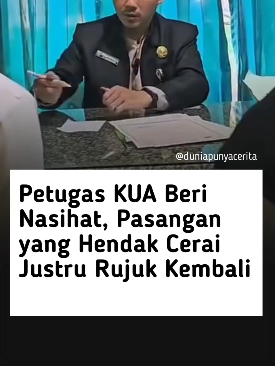 Sebuah video yang beredar memperlihatkan seorang pegawai Kantor Urusan Agama (KUA) tengah menghadapi sepasang suami istri yang datang dengan niat mengakhiri pernikahan mereka. Petugas itu tampak mendengarkan keluhan mereka dengan sabar. Tak langsung memproses perceraian, pegawai tersebut justru memberikan nasihat penuh bijaksana dan empati. Tutur kata yang lembut dan pendekatan humanis dari pegawai KUA itu berhasil menyentuh hati keduanya.  Suasana yang semula penuh ketegangan berubah menjadi haru. Pasangan tersebut akhirnya tersentuh, membatalkan niat cerai, dan memutuskan untuk rujuk kembali. . 🎬 muhammad faiz