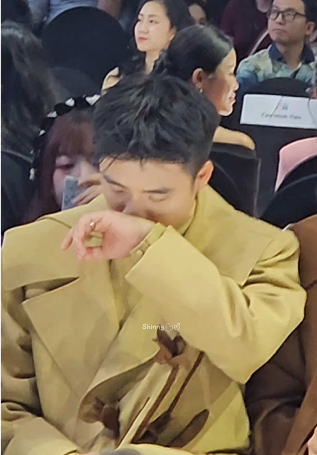 Lúc thấy tuyết nhân tạo được phun ra là đoán ngay ra mà, cái mũi báo động liền luôn, thấy xem show là nước mắt nước mũi hoài #ninhanhbui #nguyentungduong #ninhduongstory #amiuoi 