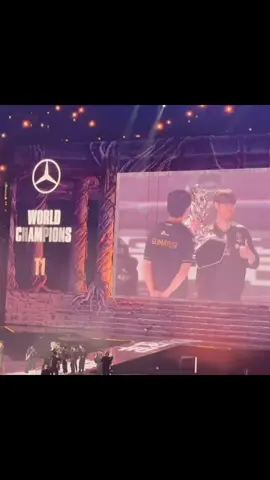 Nhìn đồng đội thật lâu trước khi thành đồng đội cũ. Ôm chị Mun trước khi không còn là đứa em của chị. Bên anh Sanghyeok lần cuối trước khi rời đi. Lên stream trả kèo sớm để tạm biệt. Chu toàn thật đó… #gumayusi 