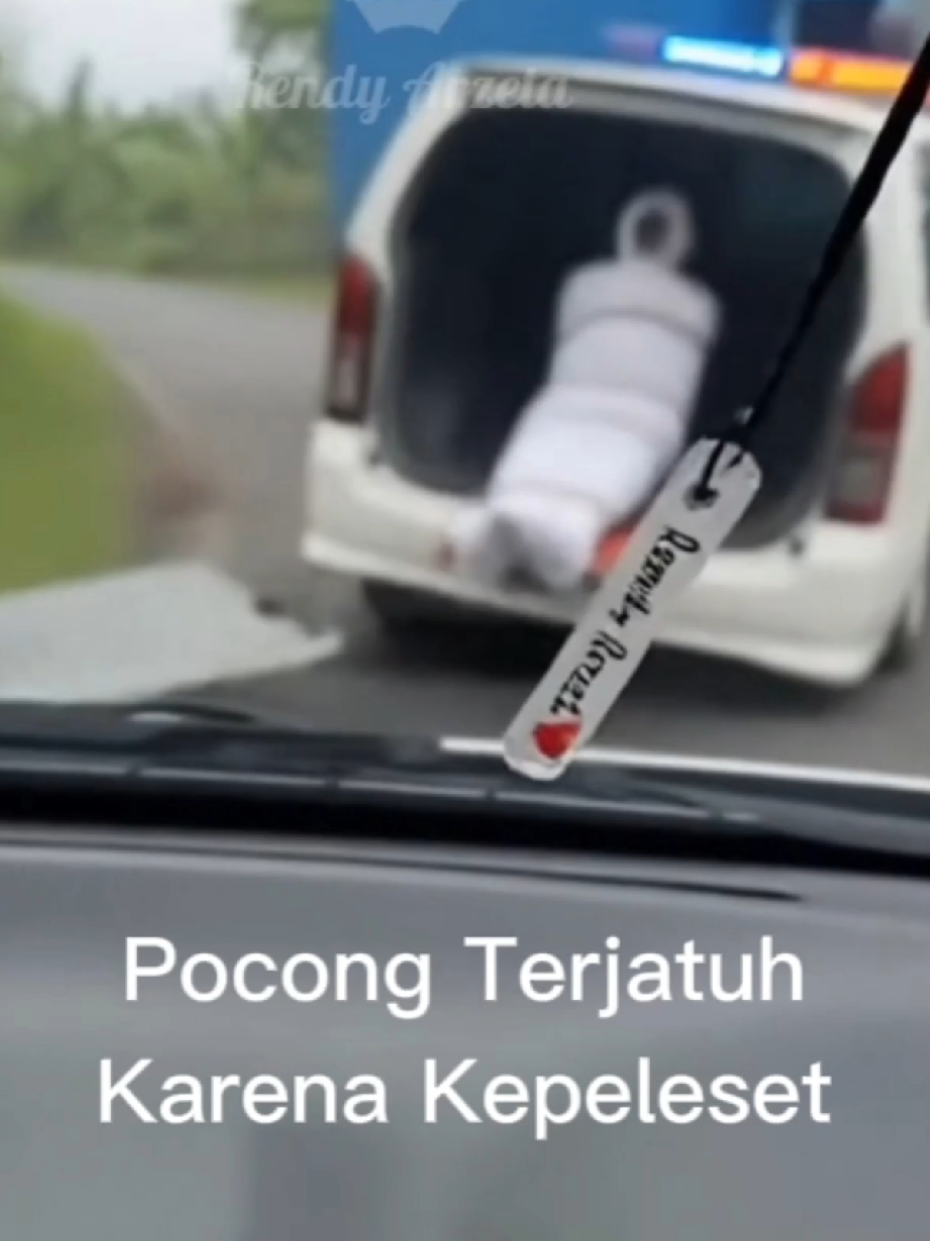 Pocong Terjatuh, karena Kepeleset... #fyppppppppppppppppppppppp #viralvideo #pocong 