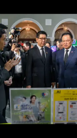 นายกฯ ร่วมกิจกรรมประชาสัมพันธ์โครงการ Upskill- Reskill สำหรับร้านค้าที่เข้าร่วมโครงการคนละครึ่ง พลัส  วันอังคารที่ 18 พฤศจิกายน 2568 เวลา 10.00 น. ณ โถงกลาง ตึกสันติไมตรี ทำเนียบรัฐบาล นายอนุทิน ชาญวีรกูล นายกรัฐมนตรีและรัฐมนตรีว่าการกระทรวงมหาดไทย ร่วมกิจกรรมประชาสัมพันธ์โครงการพัฒนาความรู้ทักษะ (Upskill) หรือเรียนรู้ทักษะใหม่ (Reskill) สำหรับร้านค้าที่เข้าร่วมโครงการคนละครึ่ง พลัส โดยมีนายเอกนิติ นิติทัณฑ์ประภาศ รองนายกรัฐมนตรี และรัฐมนตรีว่าการกระทรวงการคลัง นายสีหศักดิ์ พวงเกตุแก้ว รัฐมนตรีว่าการกระทรวงการต่างประเทศ นางสาวศุภมาส อิศรภักดี รัฐมนตรีประจำสำนักนายกรัฐมนตรี และนายศักดิ์ดา วิเชียรศิลป์ รัฐมนตรีช่วยว่าการกระทรวงมหาดไทย ร่วมด้วย นายสิริพงศ์ อังคสกุลเกียรติ โฆษกประจำสำนักนายกรัฐมนตรีกล่าวว่า คณะรัฐมนตรีเล็งเห็นความสำคัญของการยกระดับศักยภาพของผู้ประกอบการร้านค้าที่เข้าร่วมโครงการคนละครึ่ง พลัส จึงได้จัดทำโครงการฯ สำหรับกลุ่มเป้าหมายจำนวนไม่เกิน 400,000 ร้านค้า ซึ่งร้านค้าในโครงการคนละครึ่ง พลัส สามารถเลือกเข้าร่วมการพัฒนาทักษะระหว่างวันที่ 19 พฤศจิกายน ถึงวันที่ 19 ธันวาคม 2568 อย่างใดอย่างหนึ่งหรือหลายอย่าง ดังต่อไปนี้  1. เข้าร่วมเป็นร้านค้าบนแพลตฟอร์มของผู้ให้บริการระบบขนส่งอาหาร (Food Delivery Platform) 2. เข้าร่วมและผ่านเกณฑ์การอบรมออนไลน์ของธนาคารออมสิน 3. เข้าร่วมและผ่านเกณฑ์การอบรมออนไลน์ของกรมพัฒนาธุรกิจการค้า กระทรวงพาณิชย์ ร้านค้าที่ผ่านหลักเกณฑ์และเงื่อนไขการพัฒนาทักษะจำนวนไม่เกิน 400,000 ร้านค้าแรก จะได้รับสิทธิเงินสนับสนุนจากภาครัฐ ร้อยละ 20 ของยอดขายที่เกิดจากโครงการคนละครึ่ง พลัส เฉพาะในส่วนที่ภาครัฐร่วมจ่าย นับตั้งแต่วันที่ร้านค้าได้ดำเนินการพัฒนาทักษะสำเร็จ จนถึงวันที่ 19 ธันวาคม 2568 ทั้งนี้ สูงสุดไม่เกิน 2,000 บาทต่อร้านค้า โดยกระทรวงการคลังจะประกาศผลผู้ได้รับสิทธิในวันที่ 23 ธันวาคม 2568 ผ่านข้อความบนแอปพลิเคชัน “ถุงเงิน” และข้อความสั้น (Short Message Service: SMS) และโอนเงินสนับสนุนให้แก่ร้านค้าผ่านบัญชีธนาคารกรุงไทย จำกัด (มหาชน) ที่ผูกกับแอปพลิเคชัน “ถุงเงิน” ในวันที่ 25 ธันวาคม 2568 โอกาสนี้นายกรัฐมนตรียังได้เยี่ยมชมบูธ ได้แก่ 1. ธนาคารออมสิน 2. กรมพัฒนาธุรกิจการค้า (Department of Business Development: DBD) 3. สำนักงานส่งเสริมเศรษฐกิจดิจิทัล (Digital Economy Promotion Agency: DEPA) และ 4. ผู้ให้บริการ Food Delivery ได้แก่ Grab Lineman Robinhood และ ShopeeFood #คนละครึ่ง #ร้านค้าคนละครึ่ง #รัฐบาลอนุทิน #นายกอนุทิน