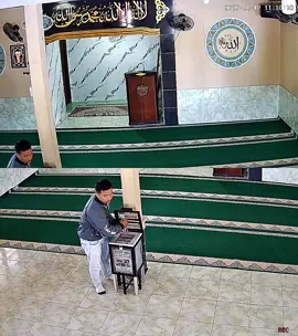 Pencurian isi Kotak Amal Masjid Tempat Kejadian : Masjid Al-hidayah Perumahan VILLA GADING HARAPAN 5 (VGH5) Blok.J Rt.009/012 (Perumahan Depan Pasar Gabus) , SatriaMekar , Tambun Utara, Kabupaten Bekasi, Jawa Barat  Waktu Kejadian : Hari Senin Tanggal 17 November 2025, JAM : -+ 11 Siang ( Tertera Didalam Rekaman Cctv Masjid)  Kronologi : Laki laki Membobol/Mencuri isi Kotak Amal Masjid yang Berisikan uang Amal para jamaah masjid Perumahan VGH5 blok.J ( Terlihat Jelas Bukti CCTV)  Sebelum Video CCTV ini Di UP pihak Warga VGH 5 Blok.J Sepakat untuk memberi jeda karena di takutkan Ada Warga VGH5 blok.J yang kenal dengan Laki Laki (maling) Tersebut, Karena Pihak warga VGH 5 Blok.J tidak ada yang Mengenali akhirnya Sekarang Video Cctv ini Kami UP  TOLONG BANTU SEBARKAN DAN VIRAL KAN, AGAR PELAKU KAPOK #viral #viralvideo #fyp #fypシ゚ #viraltiktok 