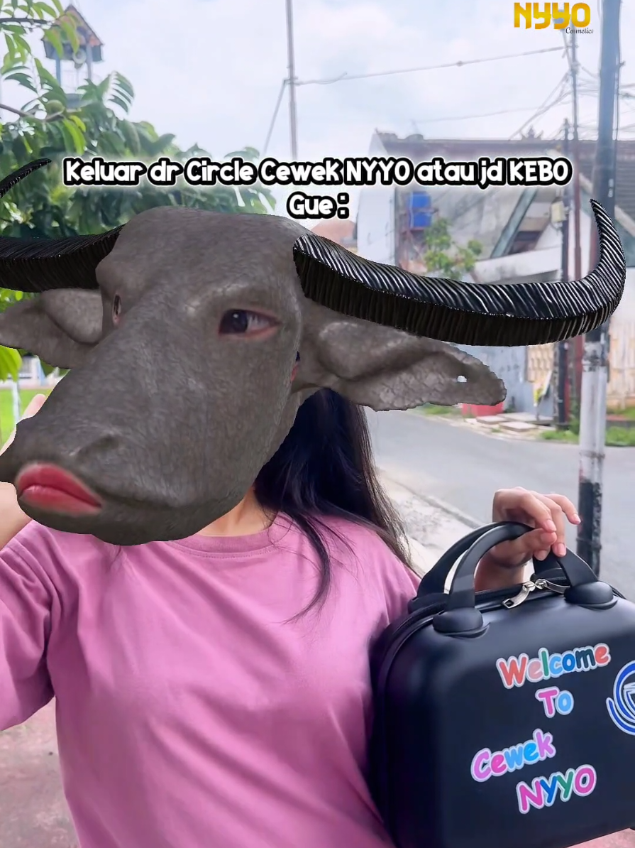 Kalian punya dua pilihan, kira-kira pilih yang mana?✨️🤔 _ ✨️🦋 #nyyocosmetics #glowingskin #skinbarrier #nyyomoisturizer #ceweknyyo 