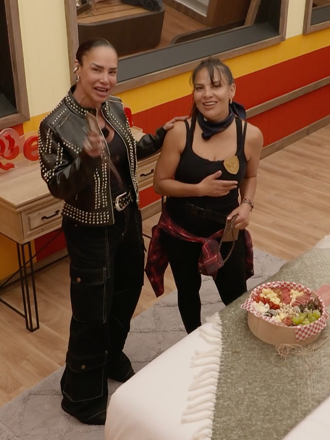 #FabiolaCampomanes y #LisVega ya están disfrutando de la habitación del Capataz. ¿Listos para nuevos cambios en #LaGranjaVIP? 😎👩🏻‍🌾🔥 Lunes a viernes 9:00 p.m. por #AztecaUNO. Domingo La Gala 8:00 p.m. por Azteca UNO. 🌾 Transmisión 24/7 en #DisneyPlus experiencia completa.