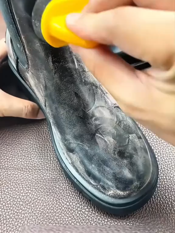 Xả kho xi đánh bong giày giá r.  Không ưng hoàn lại tiền.